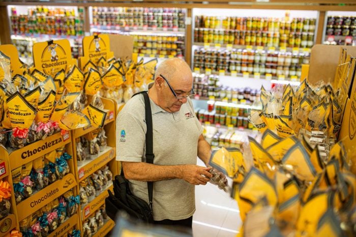 Controlaron más de 200 comercios vinculados a la chocolatería.