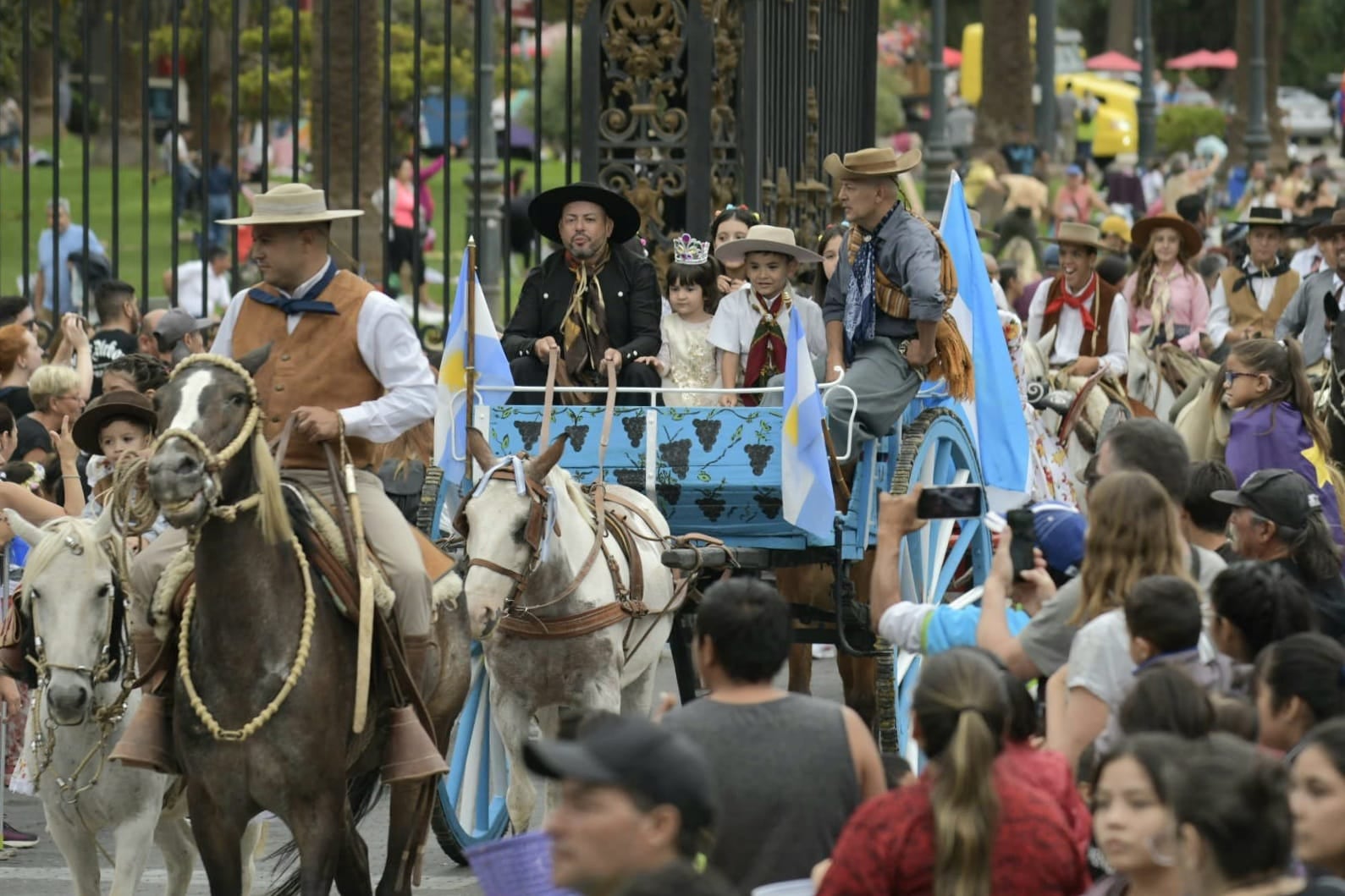 Carrusel de las Reinas 2024 (Orlando Pelichotti / Los Andes)