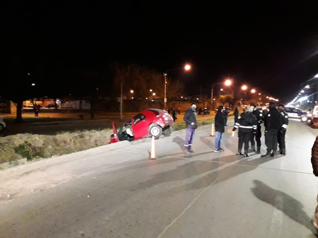 Una Fiat Doblo y un Palio colisionaron en la intersección de Tropero Sosa y Ruiz de Maipú. Hay un herido de gravedad.