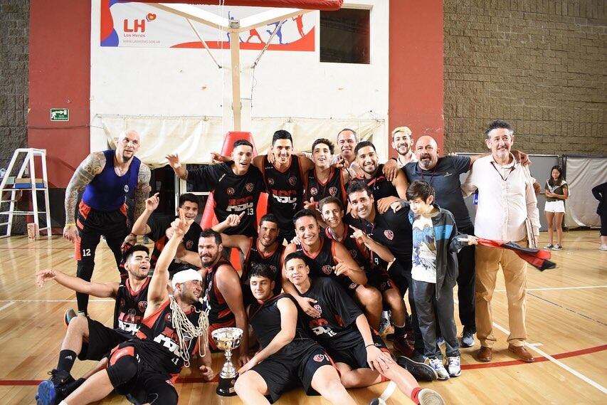 El festejo del plantel de Atenas Sport Club, campeón Clausura 2021. / Gentileza: FBPM.