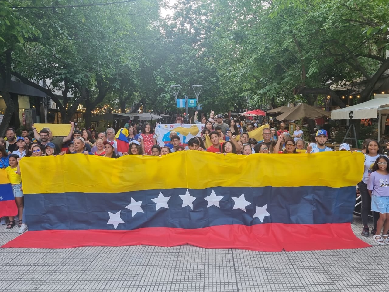 Ciudadanos venezolanos que viven en Mendoza se manifestaron contra el gobierno de Nicolás Maduro. Foto: Los Andes / Daniel Caballero