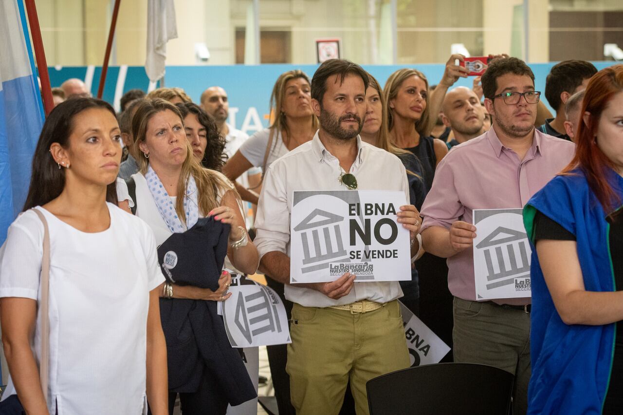 Trabajadores del Banco Nación en el abrazo simbólico. 

Foto: Ignacio Blanco / Los Andes