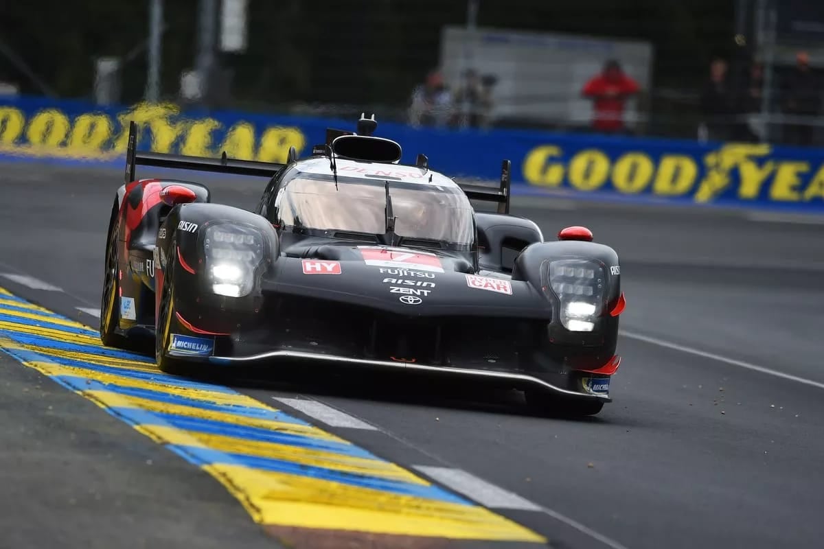 El Toyota GR010 Hybrid que conduce Pechito López.