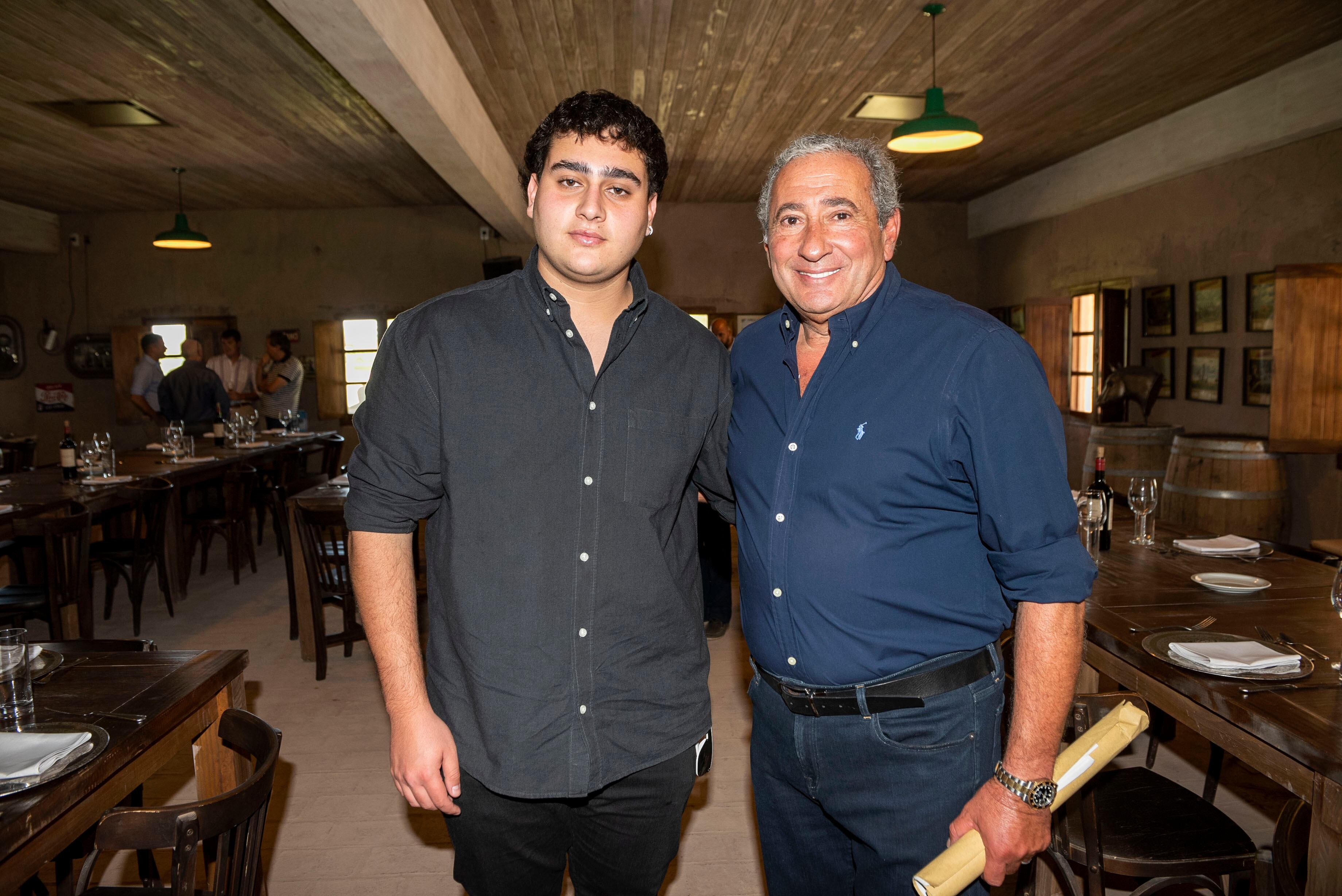 El anfitrión de Bodega Estancia El Retiro, junto a su hijo Alfredo.