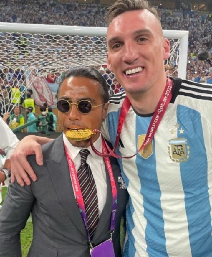 Salt Bae junto al arquero suplente de la Selección nacional, Franco Armani.