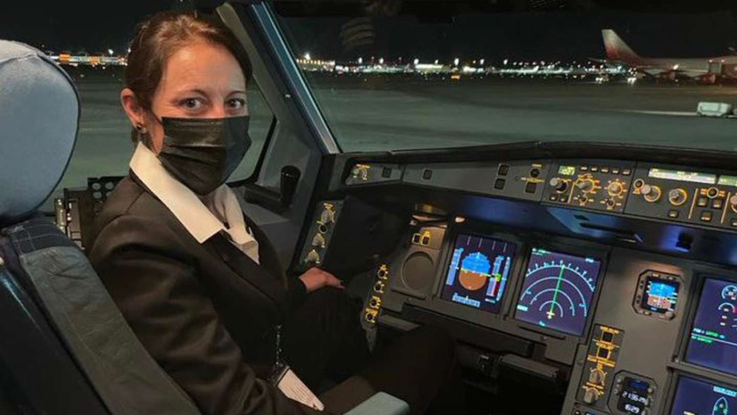 María Fernanda Coronel, "la Tana", comanda uno de los aviones de Aerolíneas Argentinas que va a buscar vacunas e insumos a Rusia y China. TN.