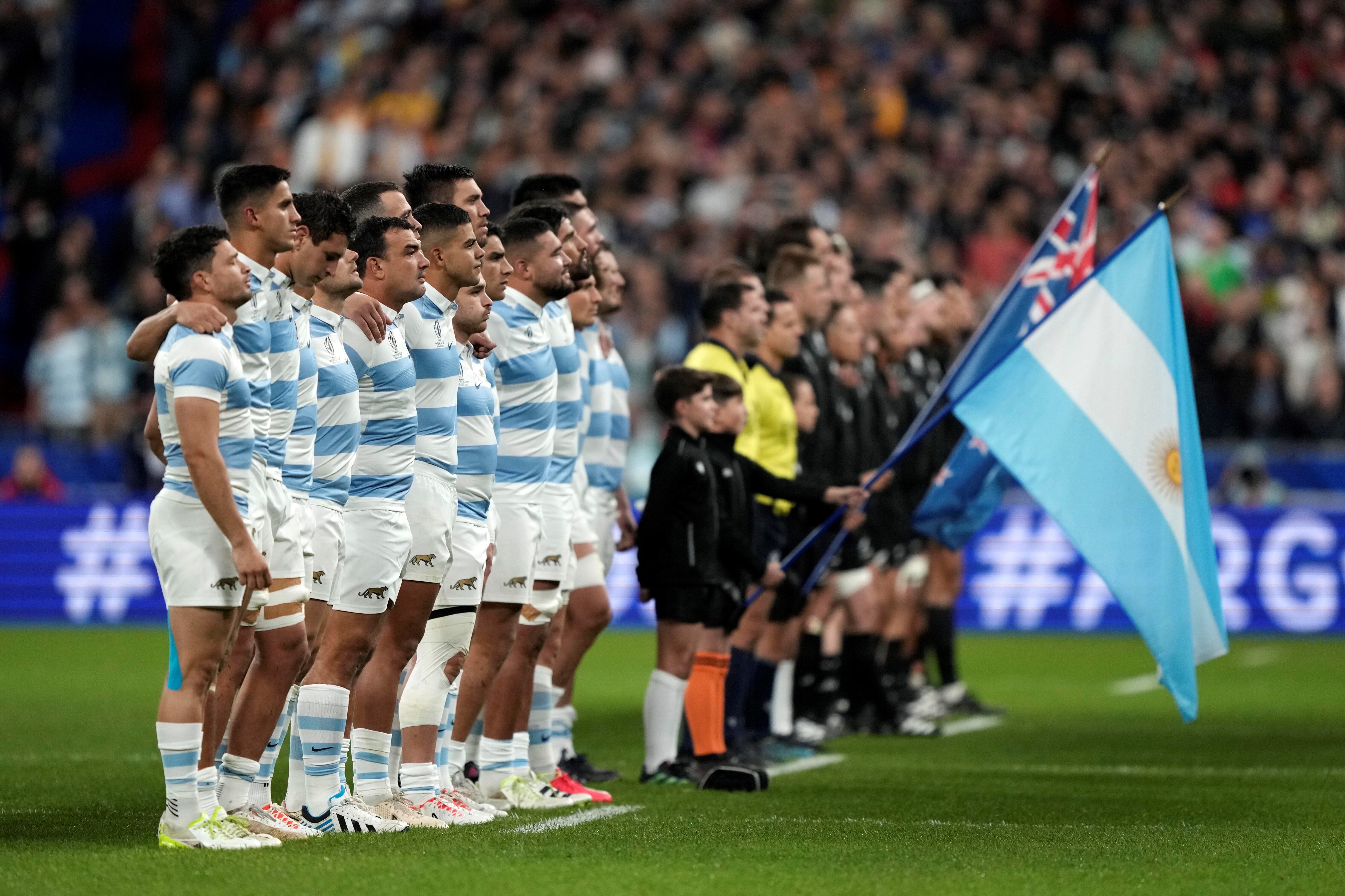 El aliento de los argentinos a Los Pumas en París. (AP)