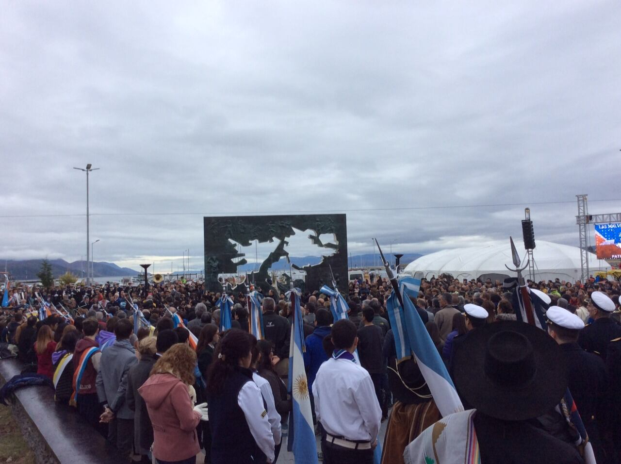 El legislador mendocino Julio Cobos en un los actos de Río Grande y Ushuaia el 1 y 2 de abril de 2018 junto a ex combatientes de Malvinas.