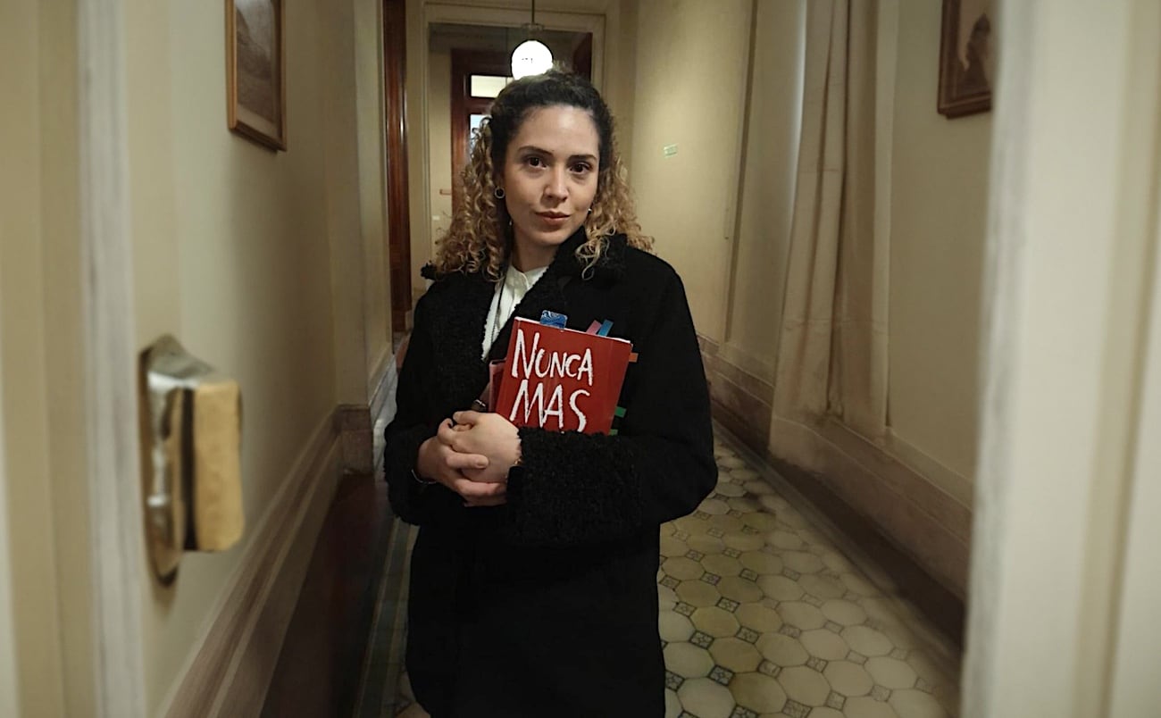 Después de las críticas, la diputada libertaria mendocina Lourdes Arrieta se mostró en el Congreso el libro "Nunca Más". Foto: Ariel Rodríguez / Cadena 3