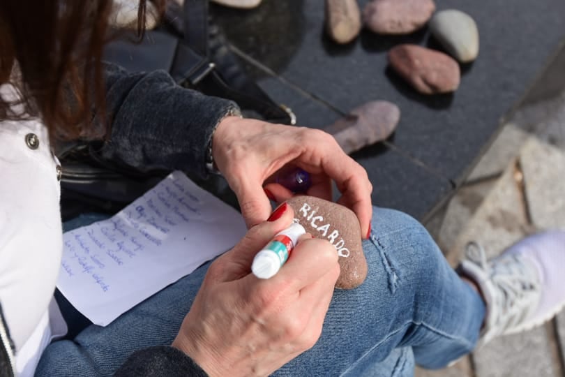 En Mendoza también se hizo la "marcha de las piedras". Un grupo se congregó en la Plaza San Martín. / 