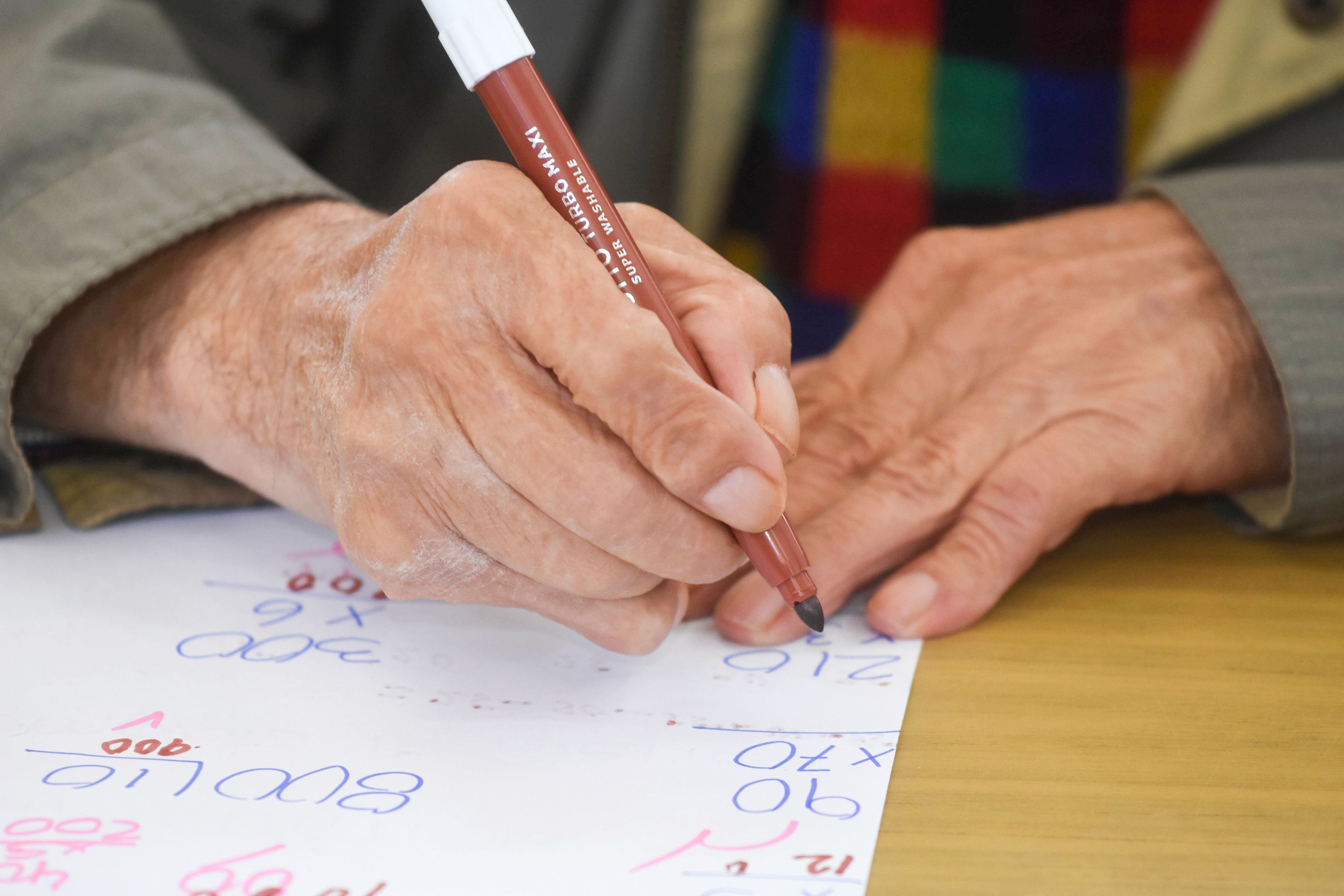 Los adultos mayores también van a la escuela