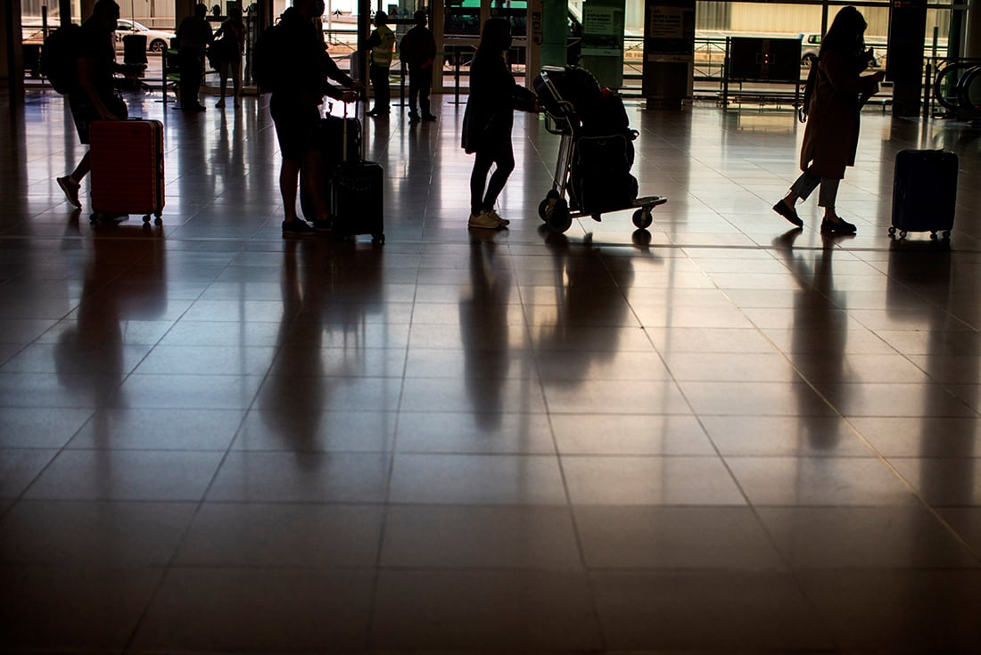 Emigrar: el 47% de la población cree que un familiar o conocido se irá en el corto plazo del país. (AP)