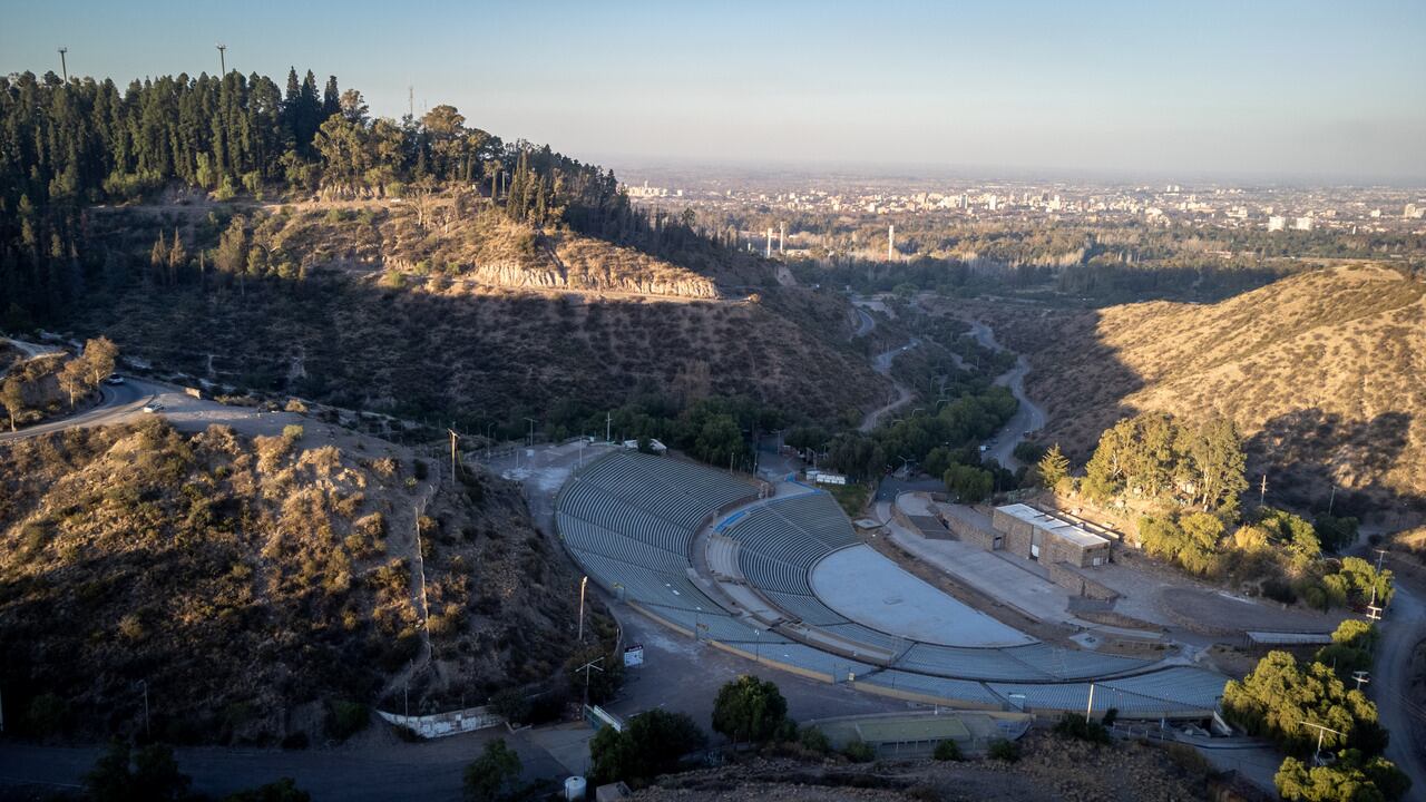 Teatro Griego Frank Romero Day, vista aéreas del teatro con el Cerro de la Gloria y la Ciudad de Mendoza de fondo. Foto: Ignacio Blanco / Los Andes