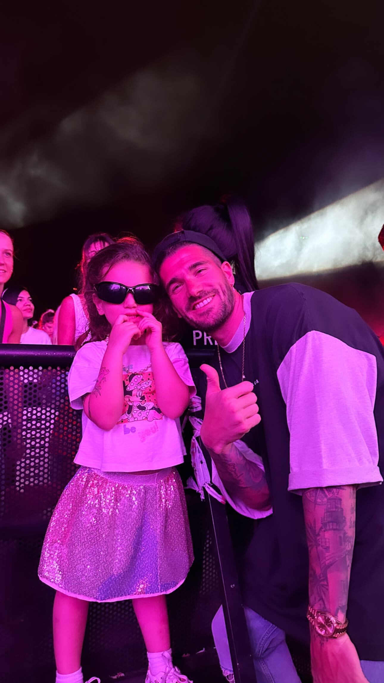 Rodrigo de Paul disfrutó del concierto de Tini Stoessel con su hija mayor.