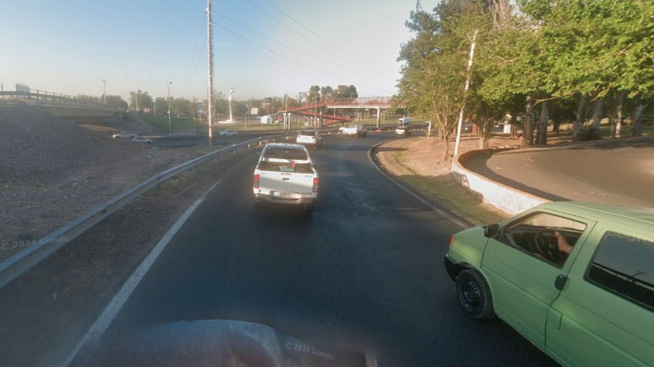 El conductor no giró en la curva y siguió de largo. Foto: Maps.