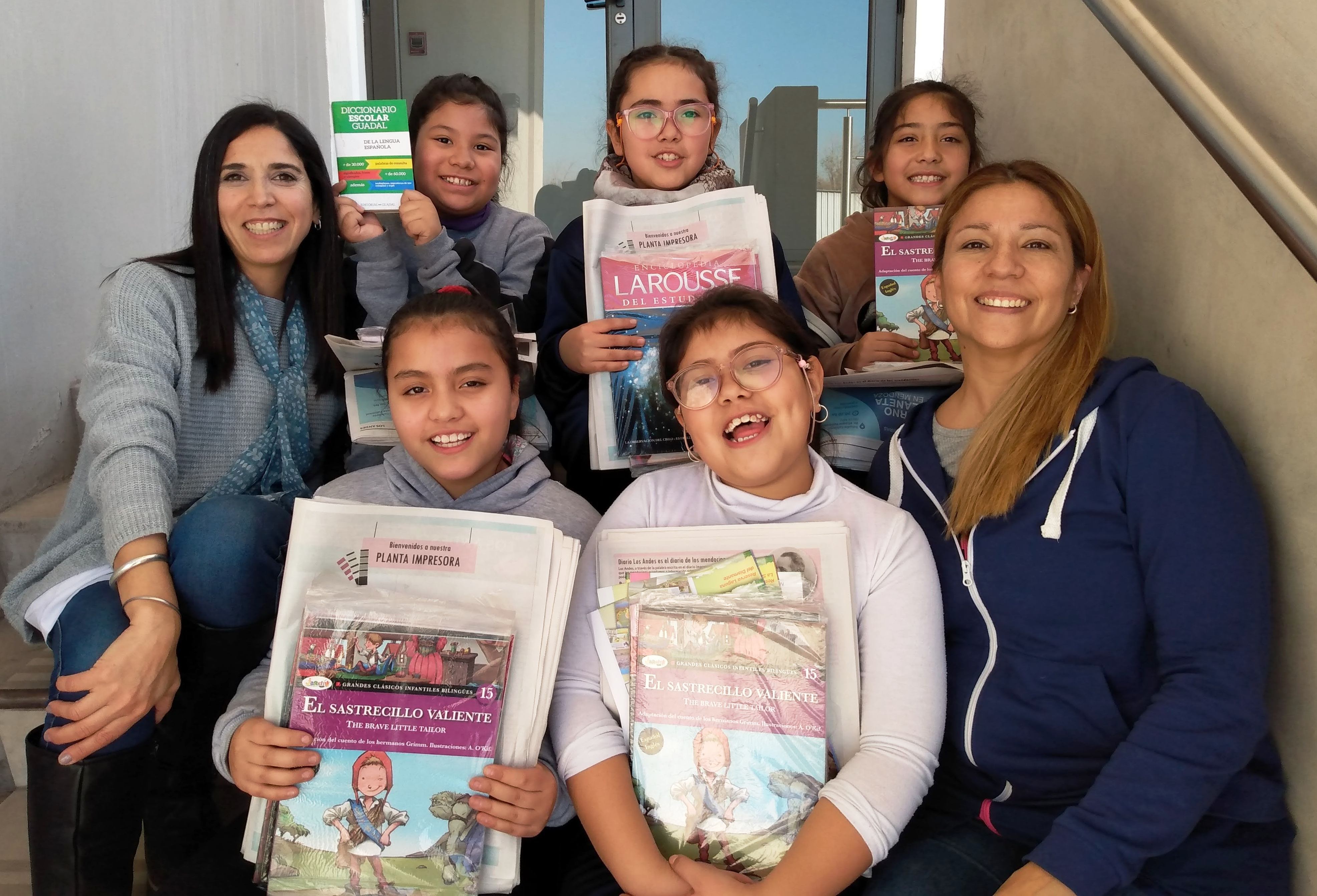 Martina, Ariadna, Martina, Olivia y Guadalupe, acompañadas por sus docentes, Mariana Barud y Daniela Montalto.

