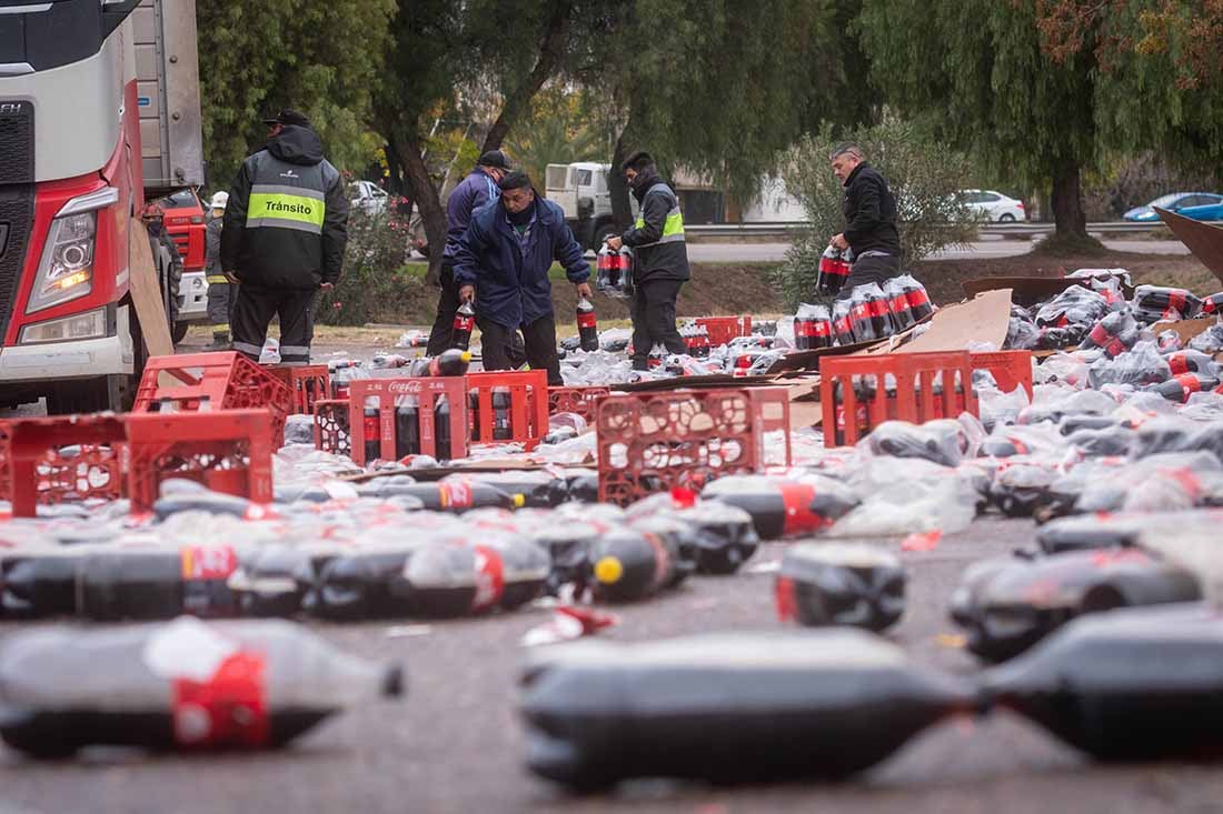 Un camión perdió su carga y el Acceso Este quedó invadido por gaseosas
Ocurrió en la curva que “empalma” con el Acceso Sur, frente al monumento de El Cóndor