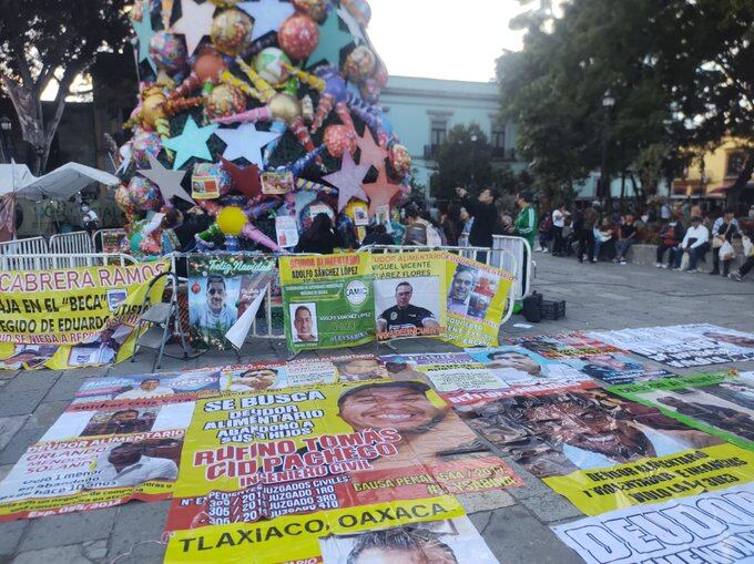 En Oaxaca, grupo de mujeres colocaron mantas con nombres y fotos de hombres deudores. Foto: Web