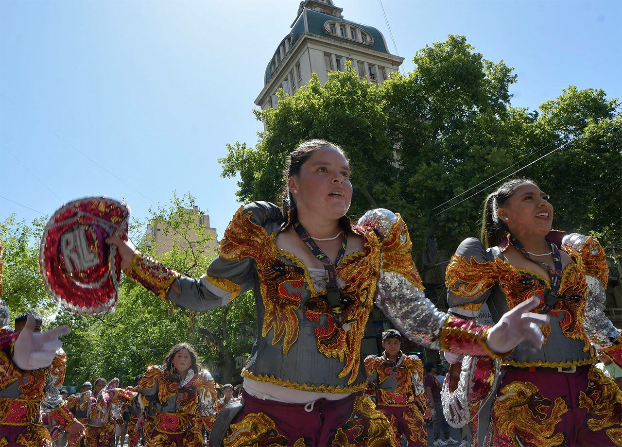 Vendimia 2023   Carrusel de las Reinas 
 La gente colmó  las calles céntricas de Mendoza para celebrar junto a las 18 reinas y distintas agrupaciones culturales y sociales, que reflejan el espíritu local.


Foto: Orlando Pelichotti