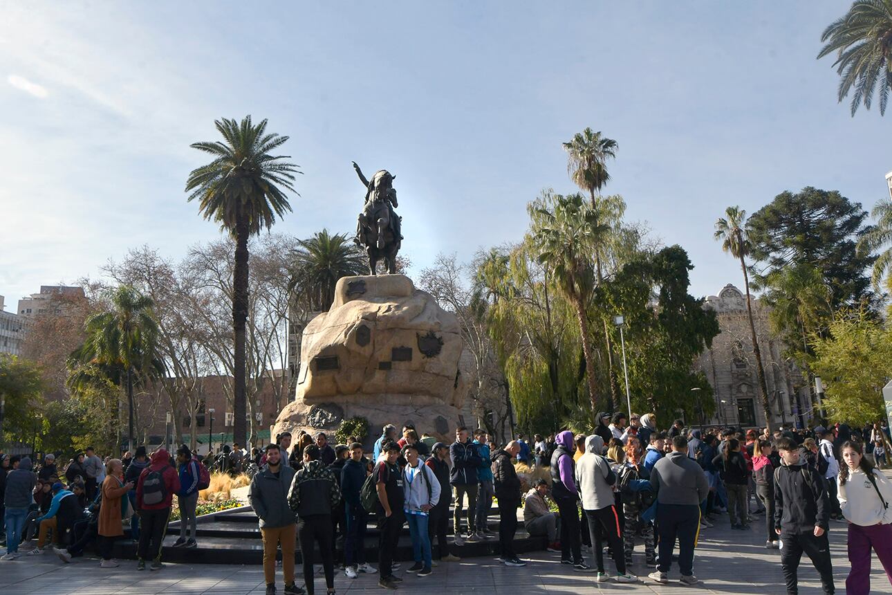 Cientos de mendocinos volvieron a la plaza para conseguir “Worldcoins” a cambio de sus datos biométricos 

Foto: Orlando Pelichotti