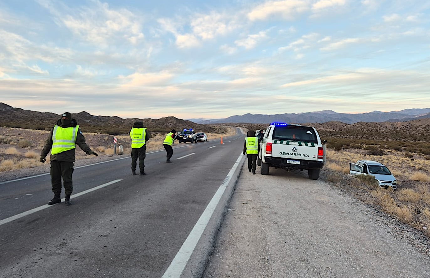 Una familia volcó sobre ruta 7 en Uspallata cuando iba camino a Chile y por fortuna no se registraron heridos de gravedad. Foto: Gentileza Prensa Gendarmería.