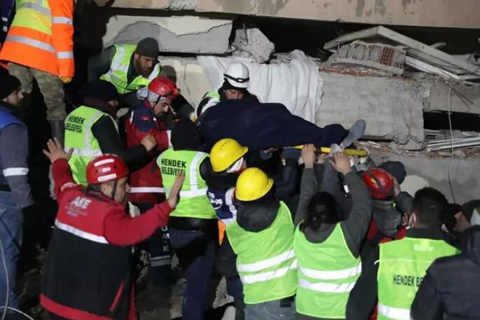 Padre e hija son rescatados entre los escombros.