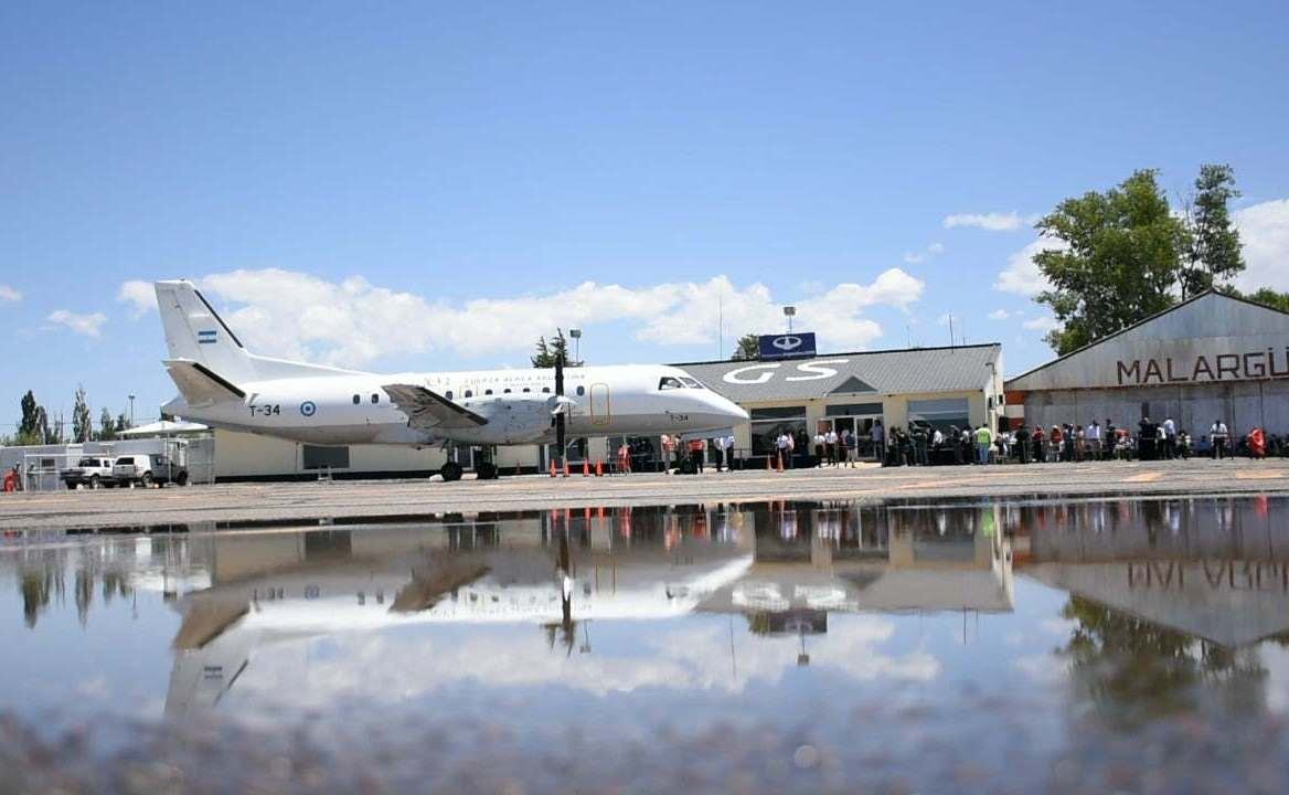 El miércoles 5 de enero de 2022, Malargüe ingresó al mapa aerocomercial de Argentina. Es que arribó al Aeropuerto Comodoro Ricardo Salomón, de Malargüe, el primer vuelo de la línea LADE (Líneas Aéreas del Estado), que conectó al departamento sureño con Neuquén y Mendoza.