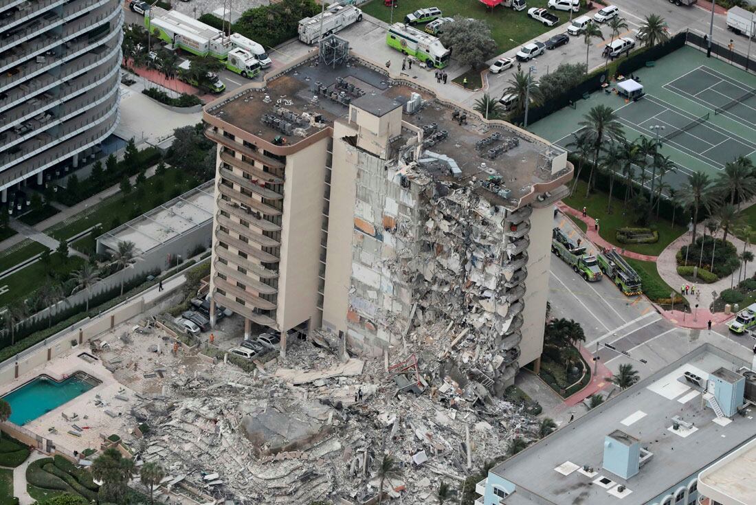 Esta foto aérea muestra parte del condominio Champlain Towers South de 12 pisos - AP / 