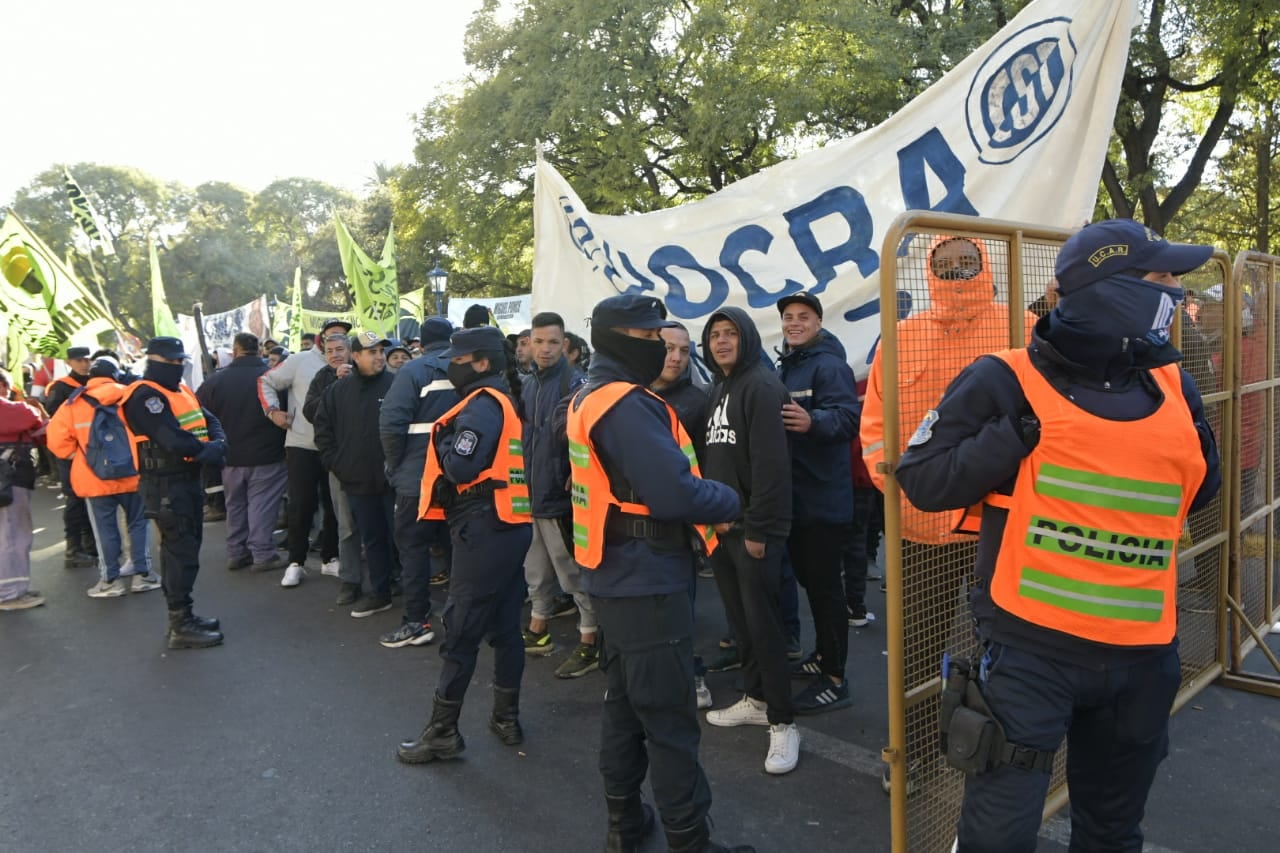 Uocra a favor de la Minería en la puerta del Foro Minero. 17 de mayo de 2022. Foto: Orlando Pelichotti/ Los Andes.