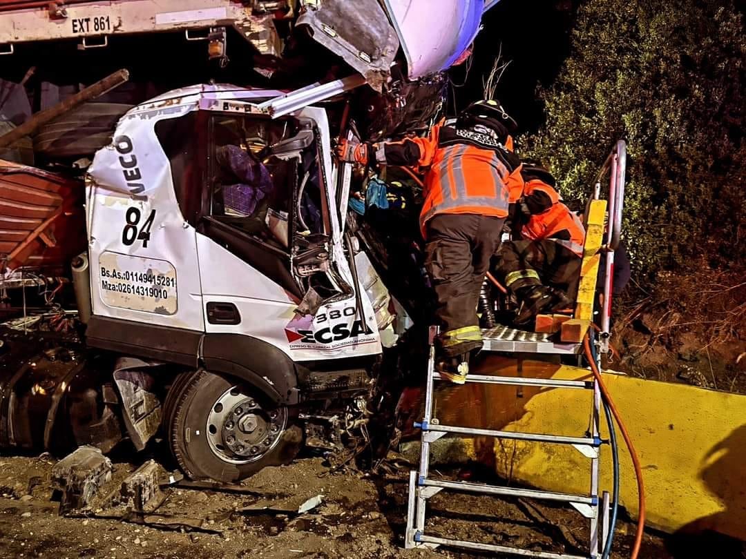 Un camión chocó a un colectivo mendocino en Chile. Foto: Bomberos Voluntarios de Montaña Uspallata Mendoza