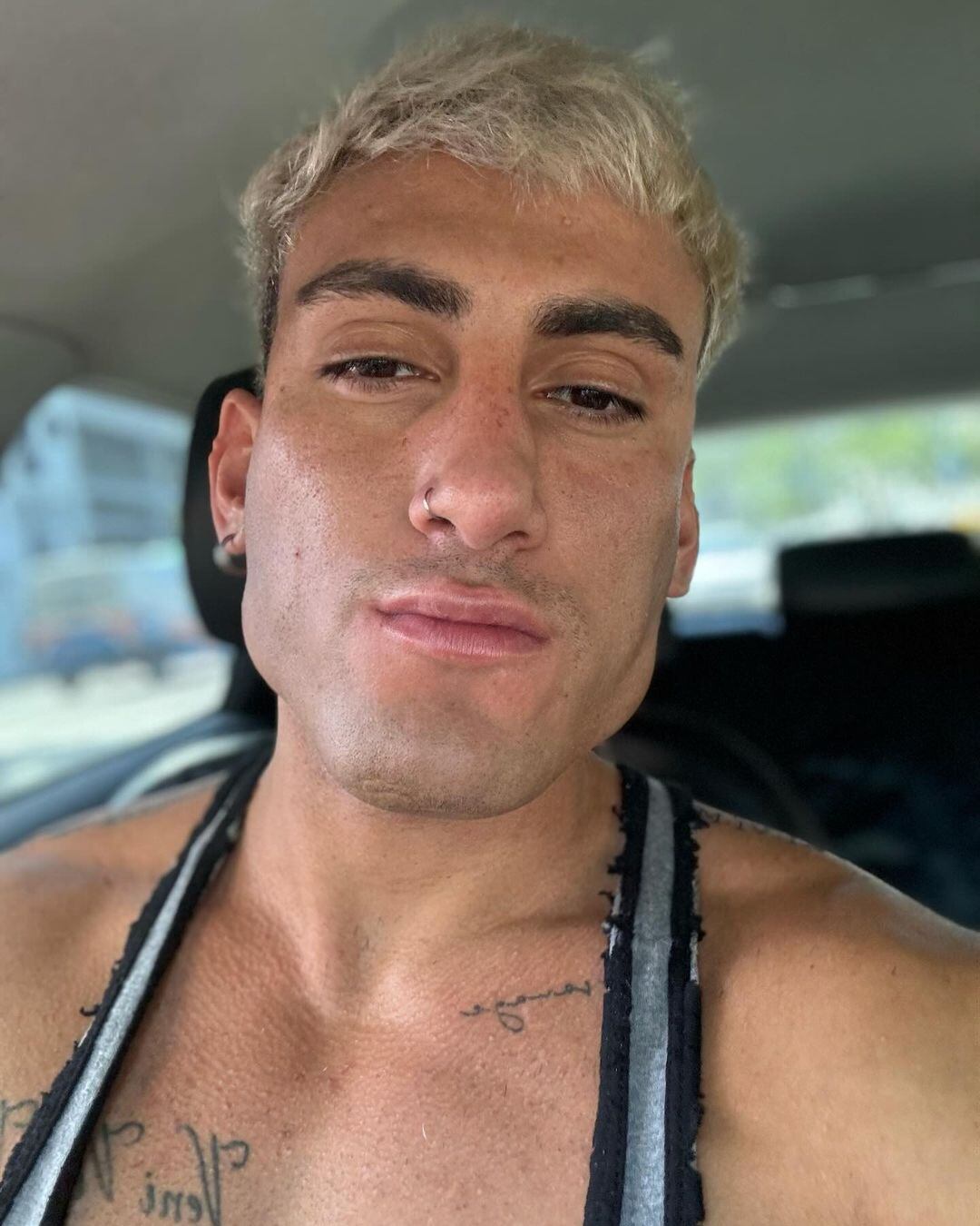 Tomás Holder se tiñó el pelo y su rostro está irreconocible. Gentileza Instagram.