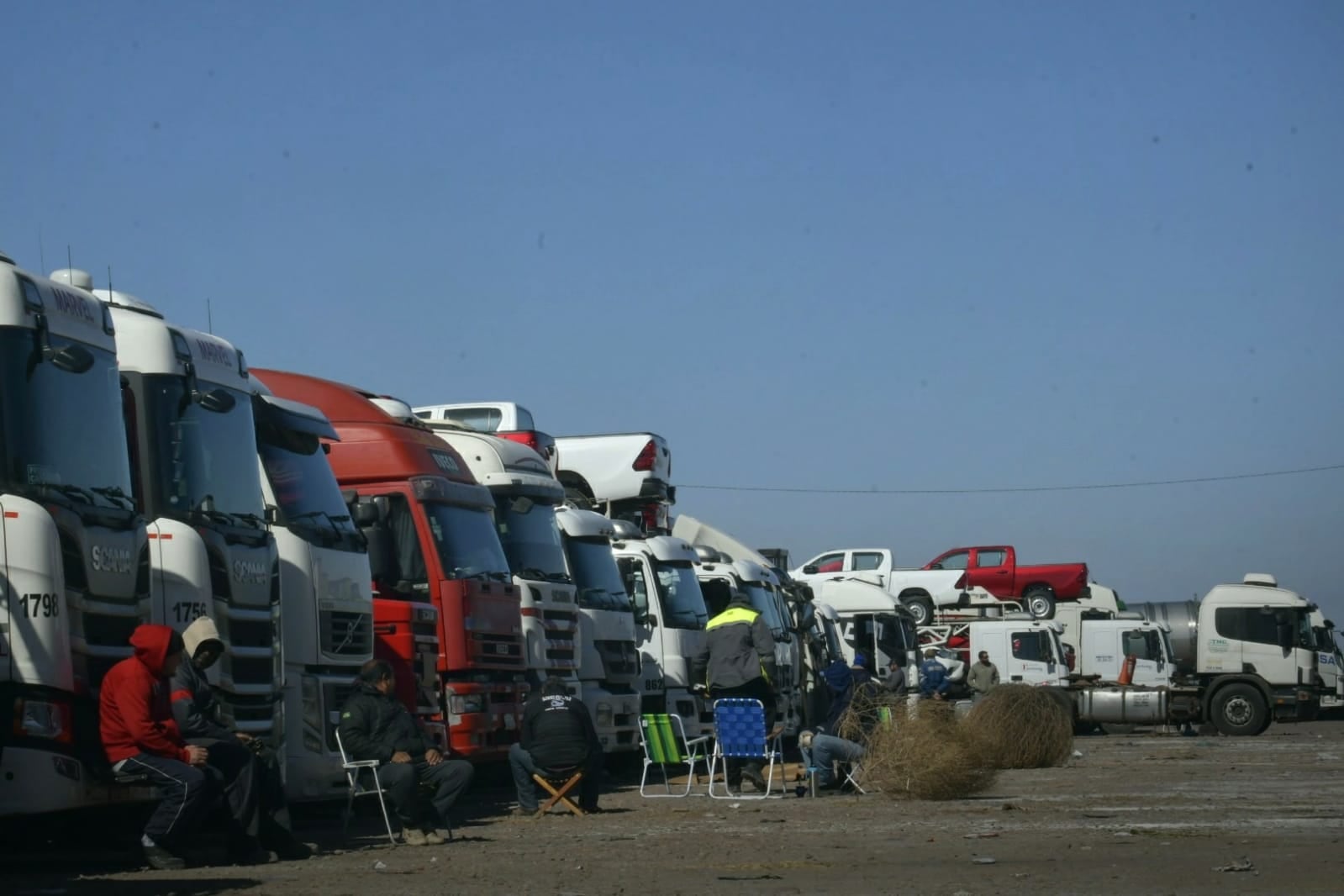 Camiones esperan a la largo de Ruta de Destilería de Luján de Cuyo que abra el Paso a Chile