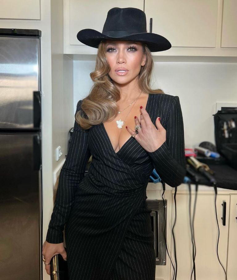 Jennifer Lopez deslumbró con su outfit