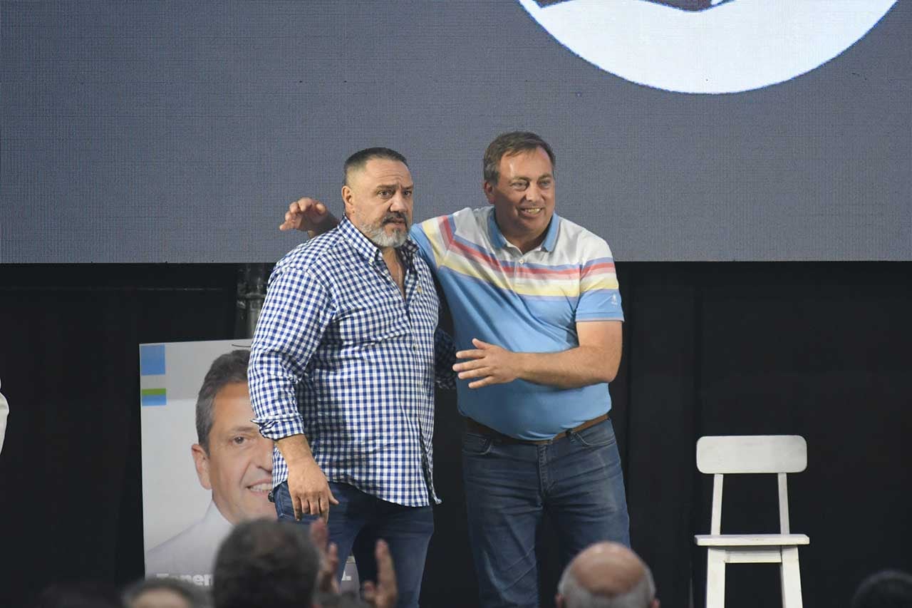 Cierre de campaña de los candidatos a Diputados Nacionales por Mendoza Martín Aveiro y Maria Amalia Granata del Partido Justicialista en el Club YPF Petroleros de Godoy Cruz, con la presencia de importantes dirijentes justicialistas y sindicalistas de Mendoza 

 Foto: José Gutierrez / Los Andes