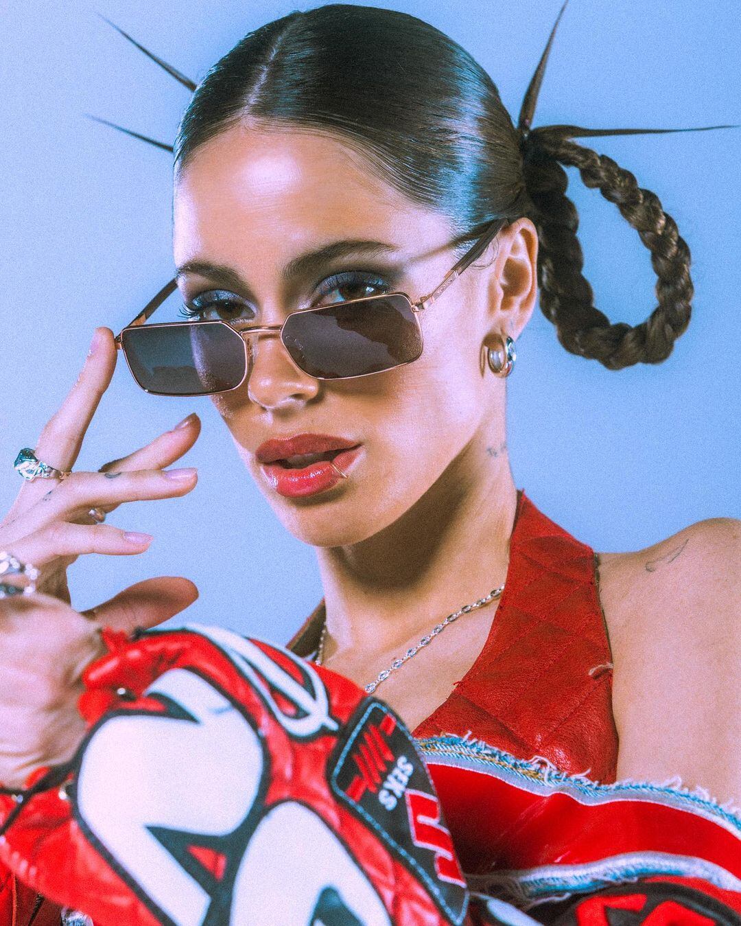 Tini stoessel y su nueva línea de gafas.