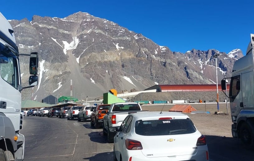 Filas en el paso a internacional a Chile. Foto: Gentileza