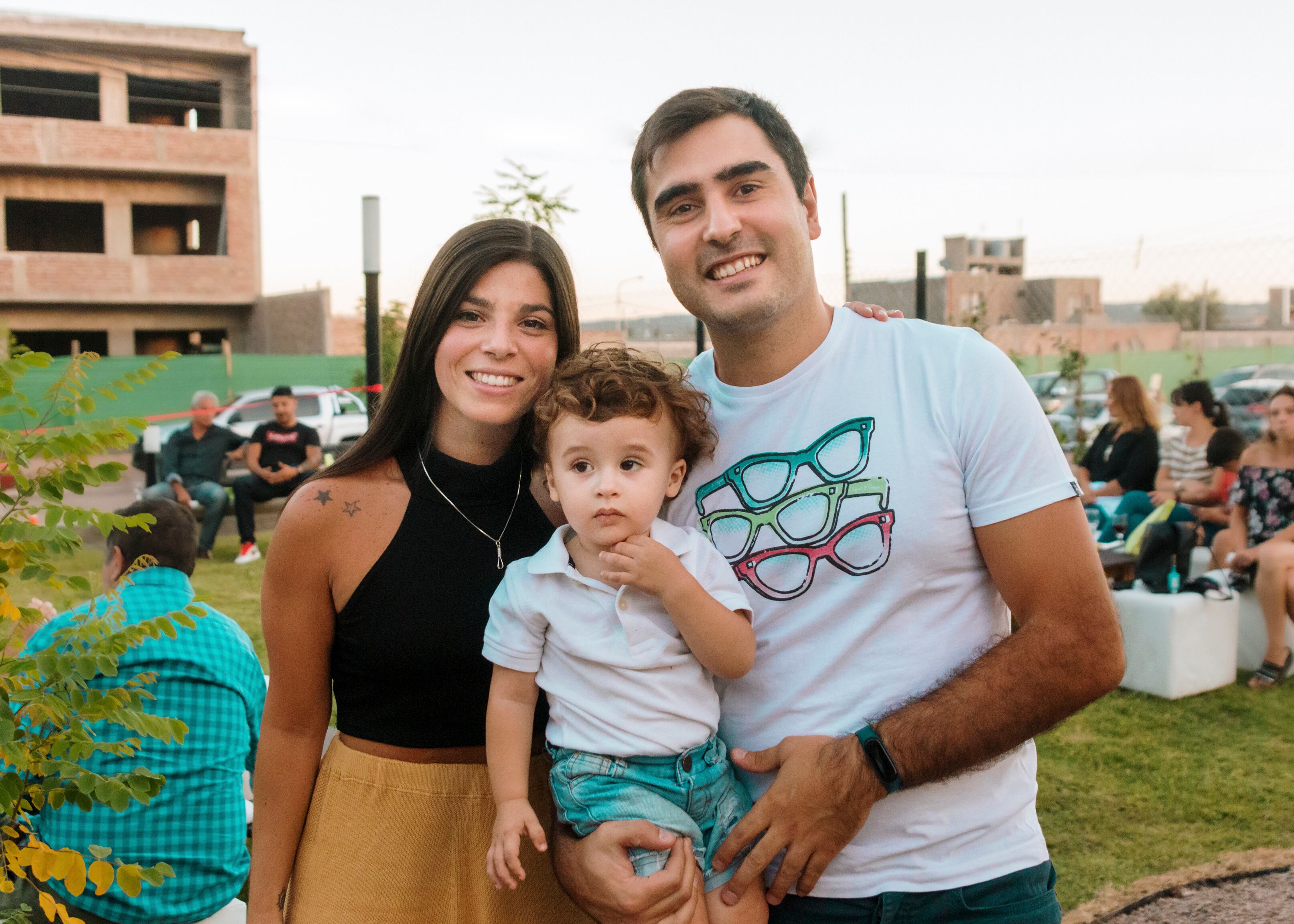 Valentina Di Salvo y Facundo Savina junto al pequeño Valentino.