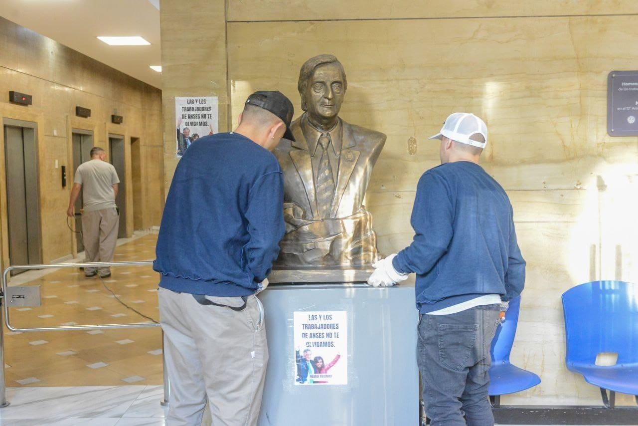 Días atrás, el Gobierno retiró el busto de Néstor Kirchner que estaba en una sede de Anses en CABA (X / Sandra Pettovello)