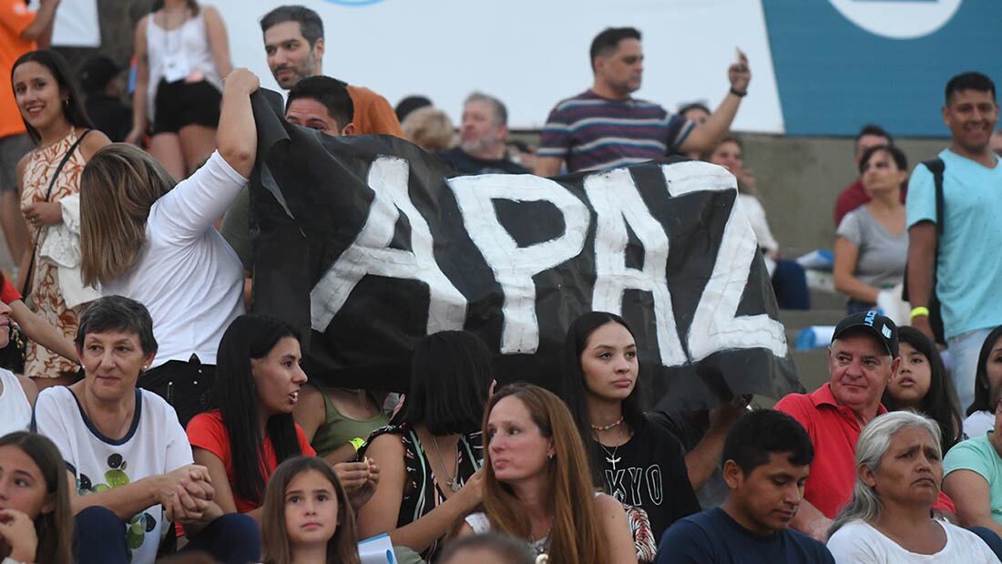 La gente de La Paz usó banderas, bombos y carteles para apoyar a Ana Verde. | Foto: Marcelo Rolland / Los Andes