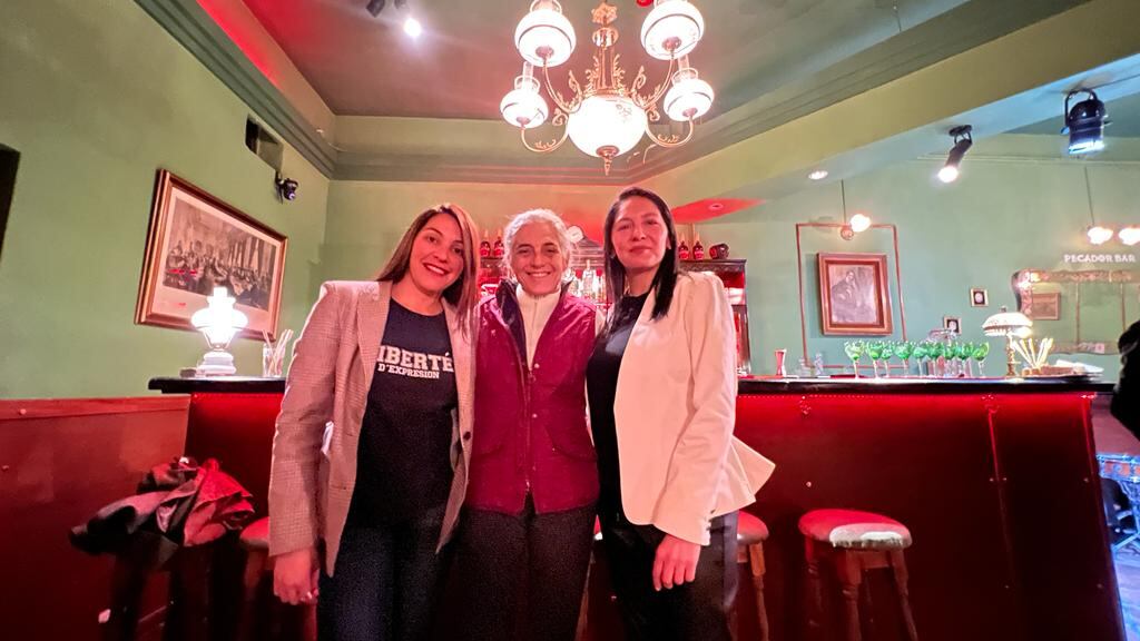 Noe Sahar y Bea Barbera, de la comisión directiva de Asociación Empresaria Hotelero Gastronómica y Afines de Mendoza, y Eugenia Loria, dueña de Pecador Bar.