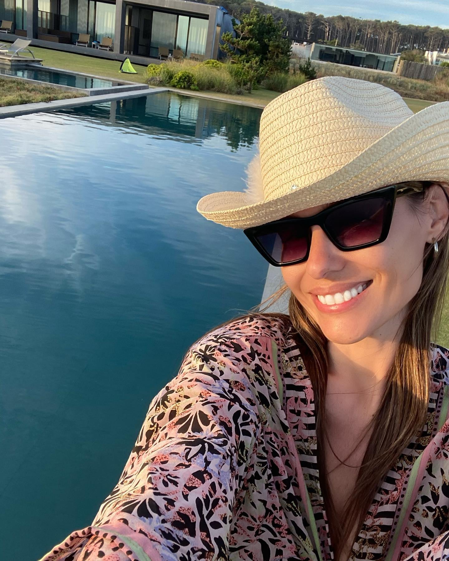 Pampita disfruta de su ernorme mansión con vista al lago.