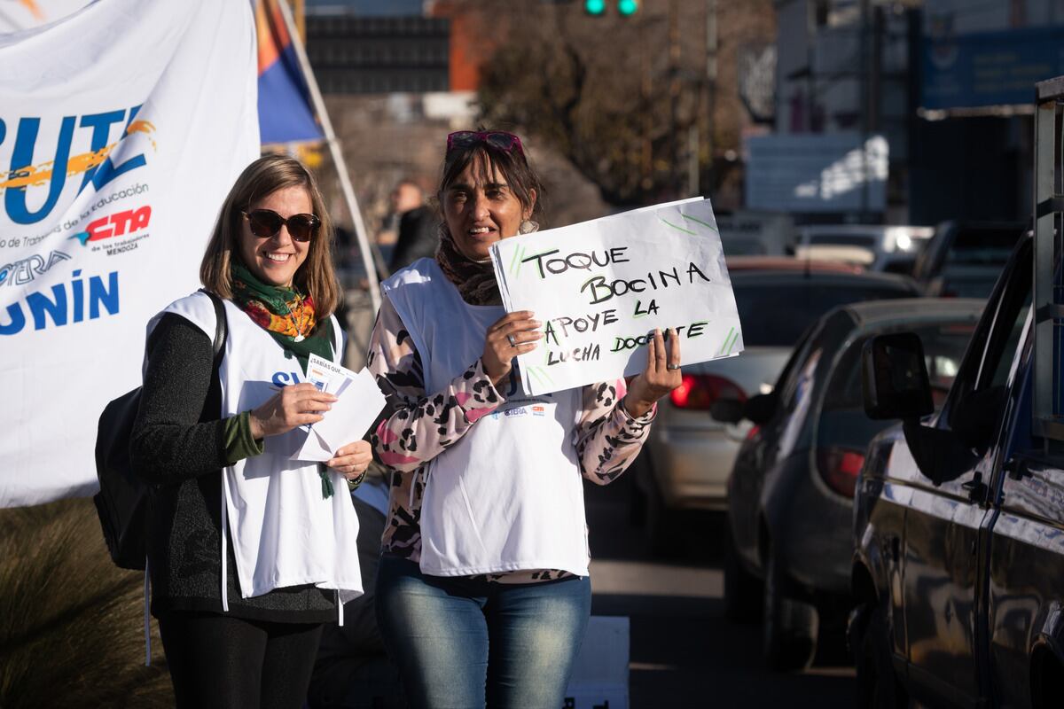 Los gremios SUTE y ATE se manifestaron en distintos puntos de la provincia en reclamo de aumento salarial y pases a planta.

Foto: Ignacio Blanco / Los Andes  