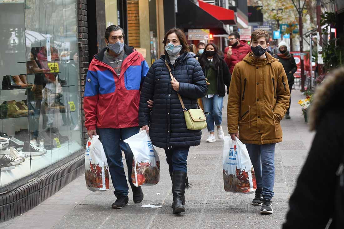 A pesar de las bajas temperaturas que se registran en Mendoza,  salen de paseo y de compras