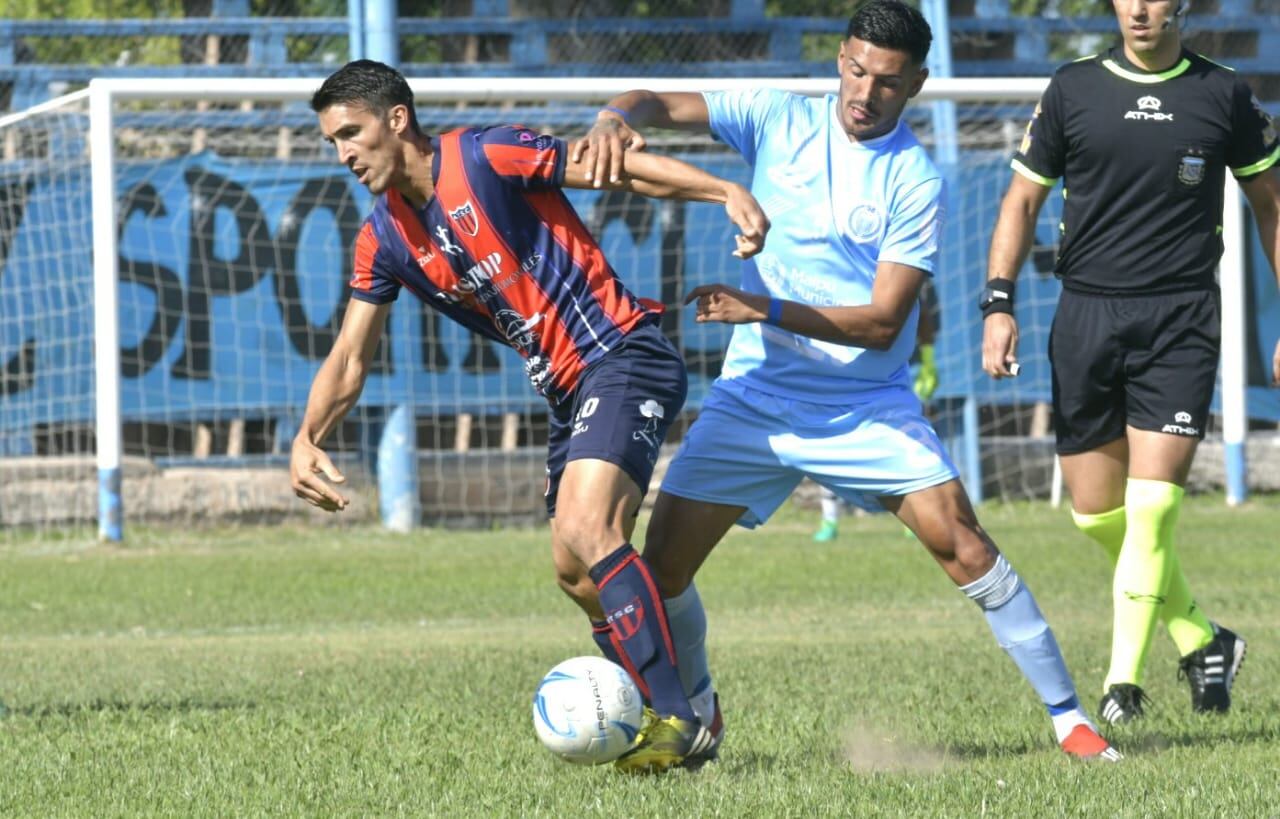 Sanfilippo ande Andes Talleres, aguante el balón ante la presión del conjunto Celeste. / Orlando Pelichotti ( Los Andes).