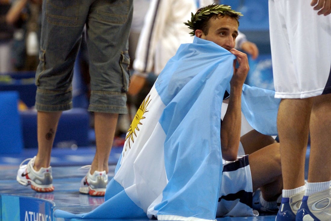 Ginóbili festeja el oro de Atenas. A partir de ese momento, ya fue eterno en el corazón de Argentina. /Foto: Télam
