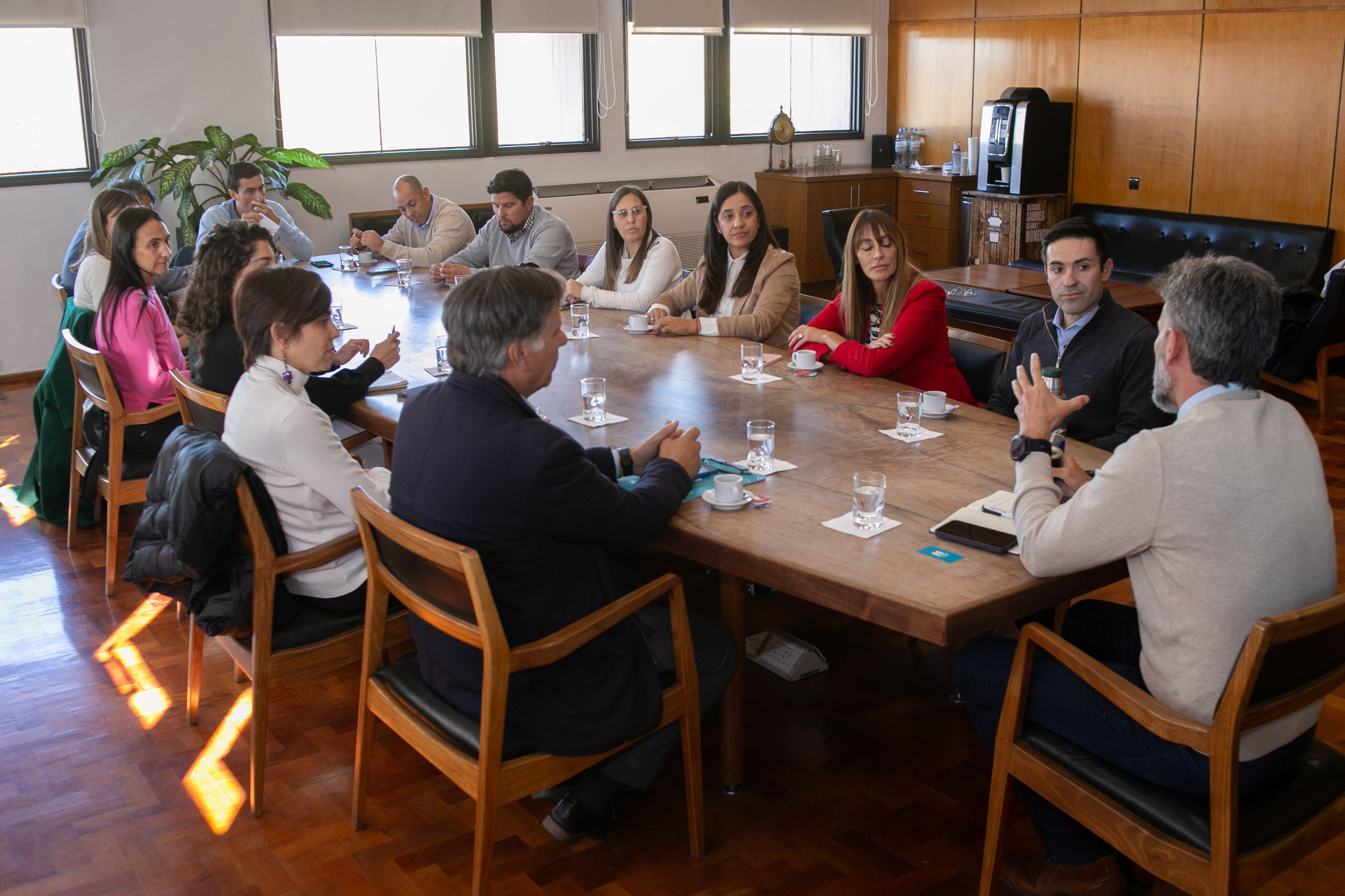 Ulpiano Suarez compartió con Gustavo Aguilera y concejales la iniciativa que limita la reelección indefinida de ediles. Foto: Municipalidad de Mendoza.