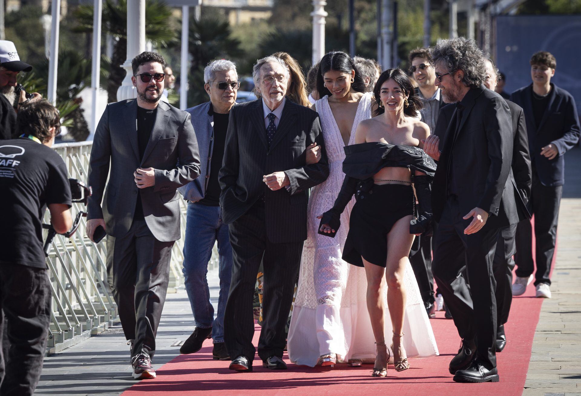 El elenco de "Nada" durante la alfombra roja del festival.