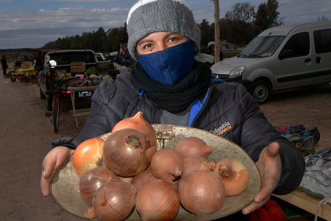 Cientos de pequeños productores y chacarareros comercializan sus frutas y verduras que ellos cultivan y cosechan, en la localidad Ugarteche, en Luján de Cuyo.
 Ana Albornoz (31) productora campesina