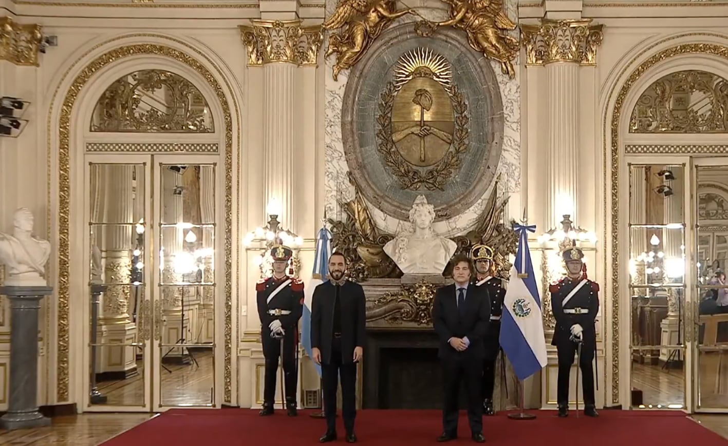 El presidente Javier Milei recibió esta tarde en Casa Rosada a su par de El Salvador, Nayib Bukele, con quien mantenía una audiencia para tratar la cooperación entre ambos países en temas como "energía, comercio y 
seguridad". Foto: (IMG) / NA