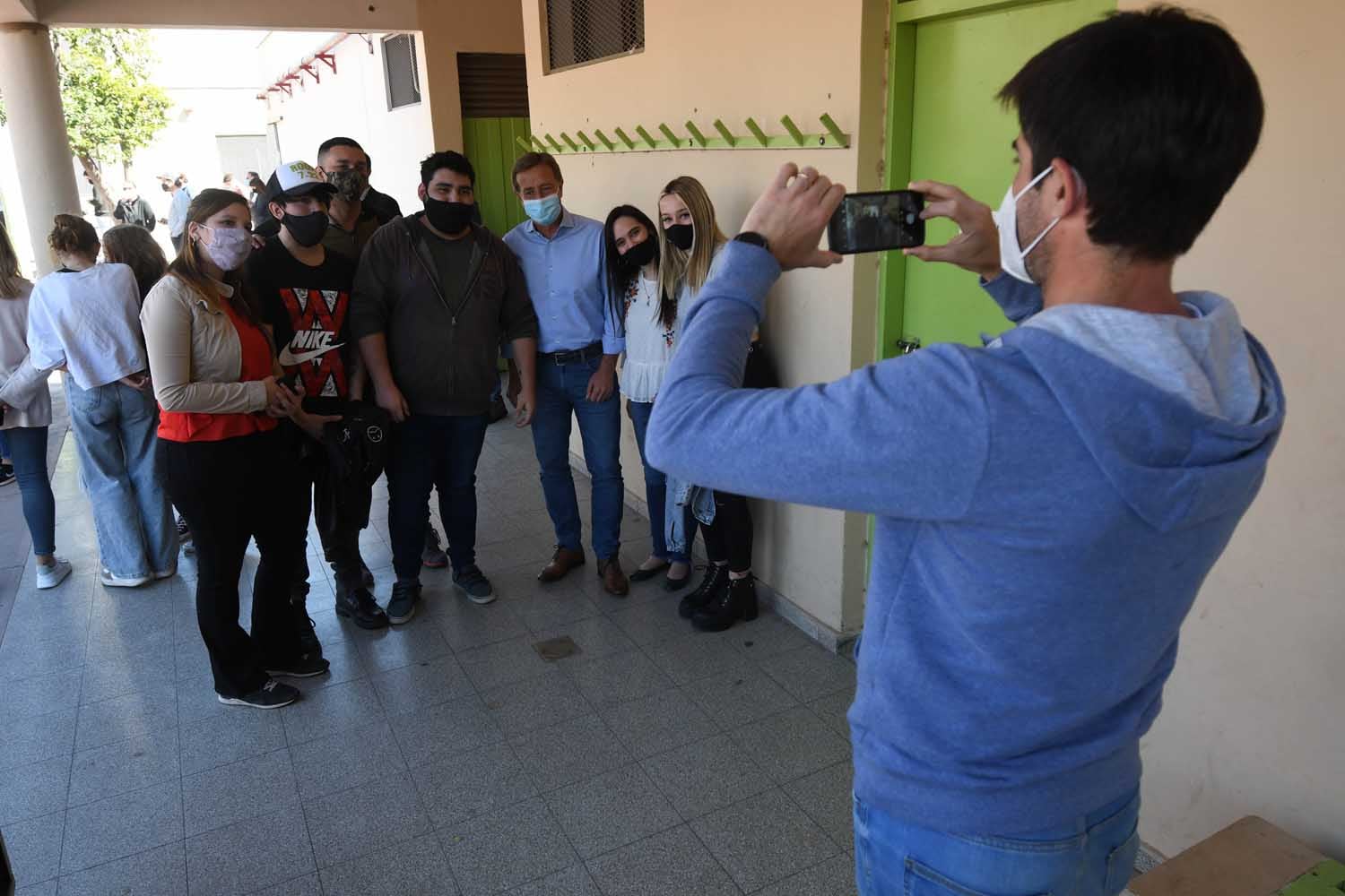 En todo el territorio Nacional se realizan las Elecciones Legislativas PASO.
El Gobernador Rodolfo Suarez en la escuela Arístides Villanueva de Ciudad para emitir su voto.
Foto José Gutierrez